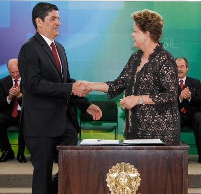 Dilma cumprimenta Lages, antes da malsucedida reunião entre eles. Foto: UOL