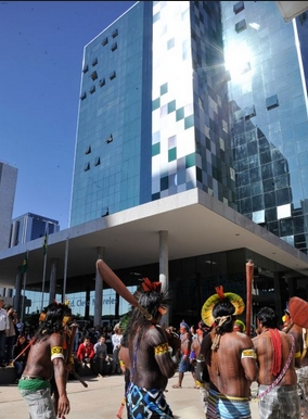 A nova sede da Funai - contraste total com as ocas das tribos.
