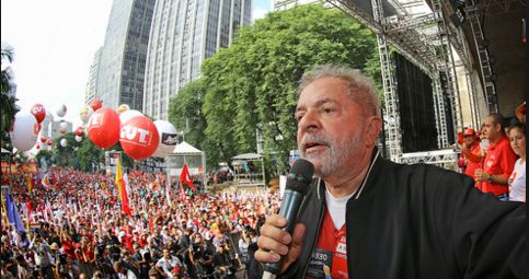 Lula mira eleitorado jovem nas redes sociais com óculos juliet