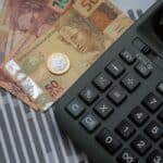 Apesar do Desenrola: 80% das famílias brasileiras seguem endividadas