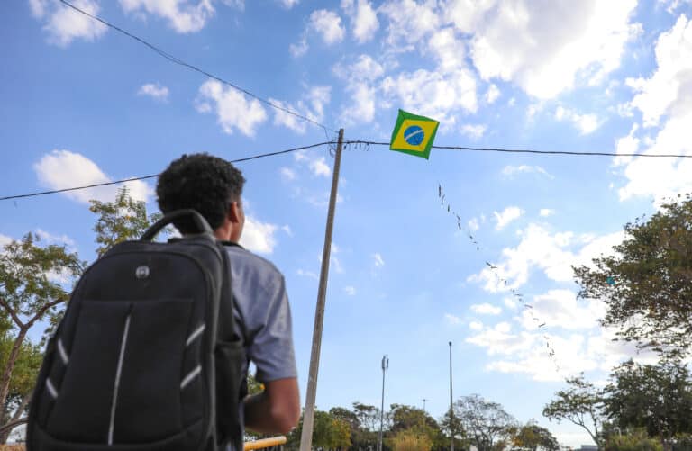 Em dois anos, acidentes com pipas na rede elétrica do DF crescem 60%