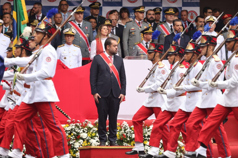 Governador do Rio homenageia Corpo de Bombeiros pelos 169 anos