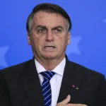 Collor, com apneia, na cobertura. Bolsonaro costurado e doente na cadeia