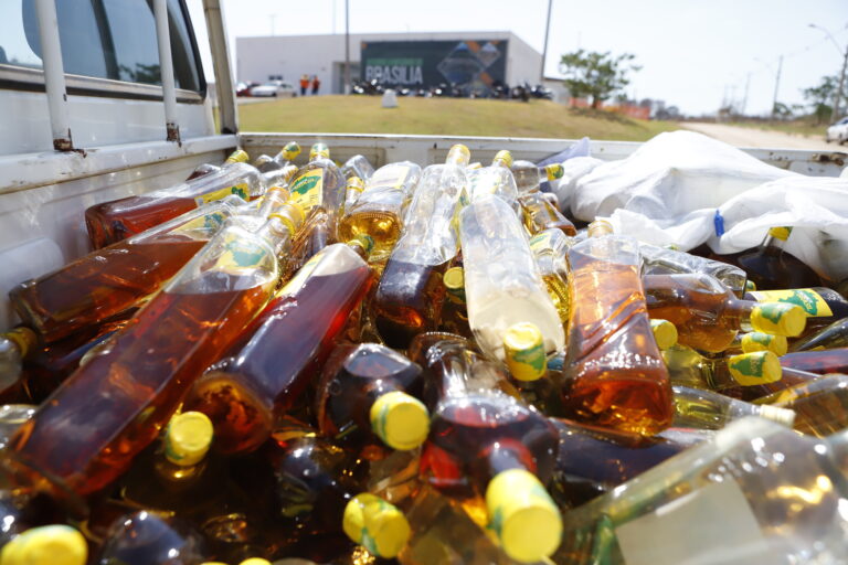 Vigilância Sanitária descarta 15 mil litros de bebidas irregulares no DF