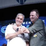 Na política, não tem briga que não acabe em abraço