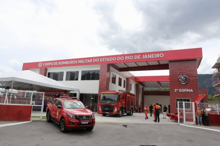 Castro inaugura sede de grupamento florestal dos bombeiros em Magé