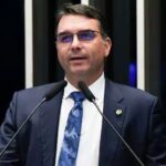 Na Europa e Oriente Médio, Flávio se apresenta como direita moderada