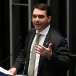Para não perder votos, Flávio adere à proposta do fim da 6 x 1