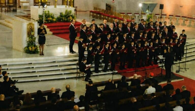 Coro do Papa reúne milhares de fiéis em celebração histórica na Catedral de Brasília
